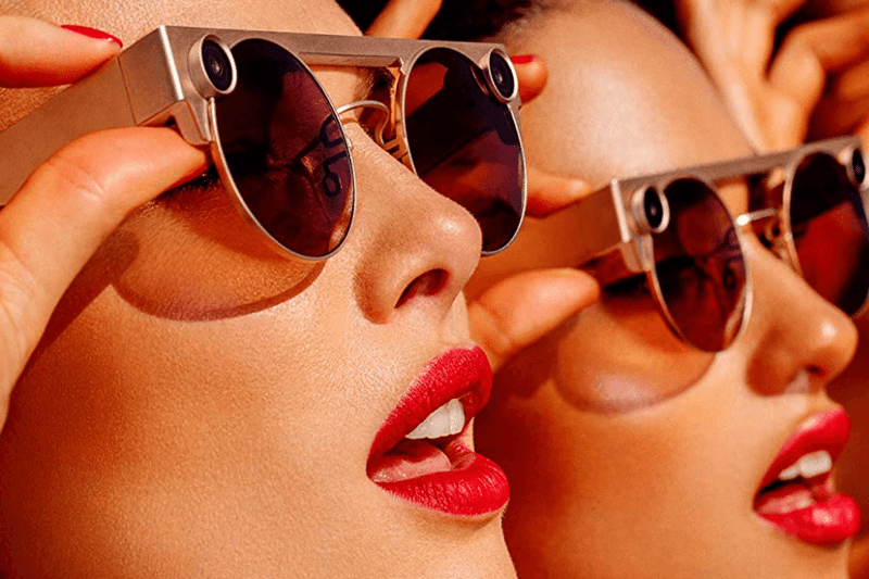 Zwei Frauen tragen die Snap Spectacles